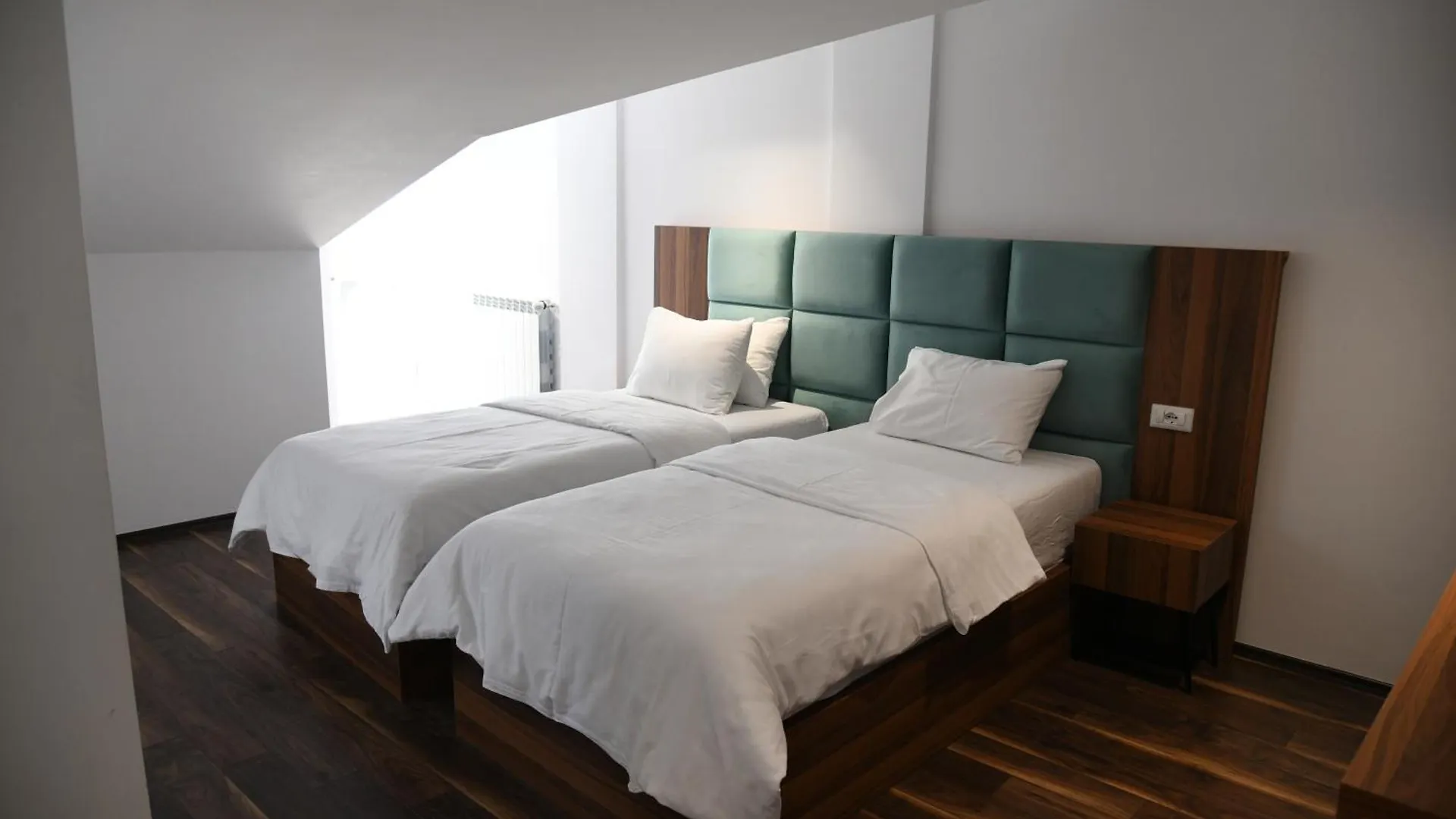 Two Brothers B A&S Hotel Bar & Restaurant 瓦勒博内 阿尔巴尼亚