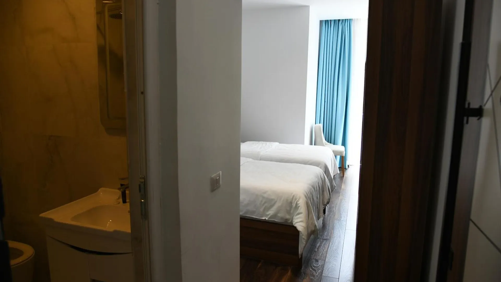 Two Brothers B A&S Hotel Bar & Restaurant 瓦勒博内 0*,  阿尔巴尼亚